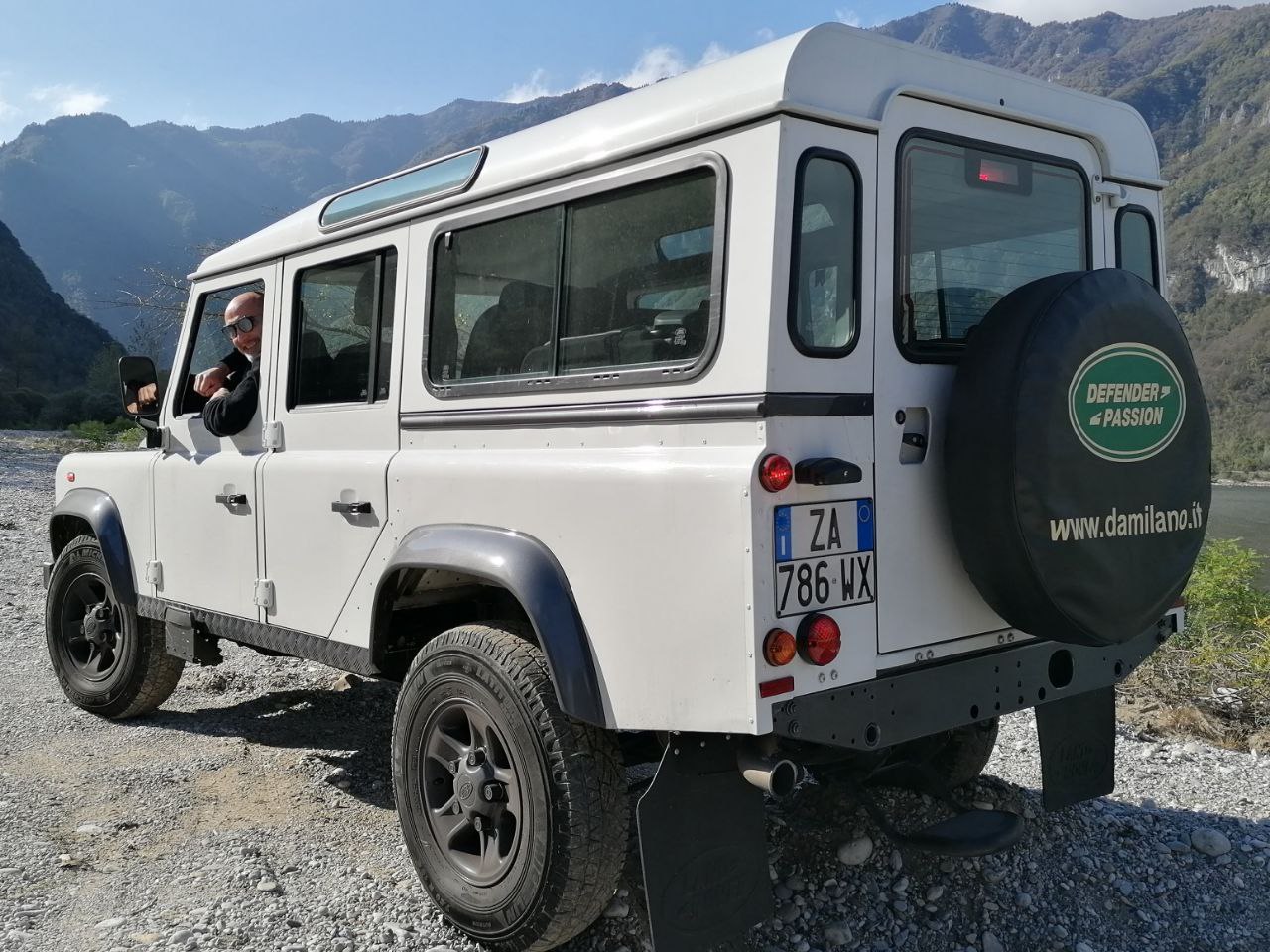 Pier Paolo Bortot sul suo mezzo di trasporto, un defender bianco